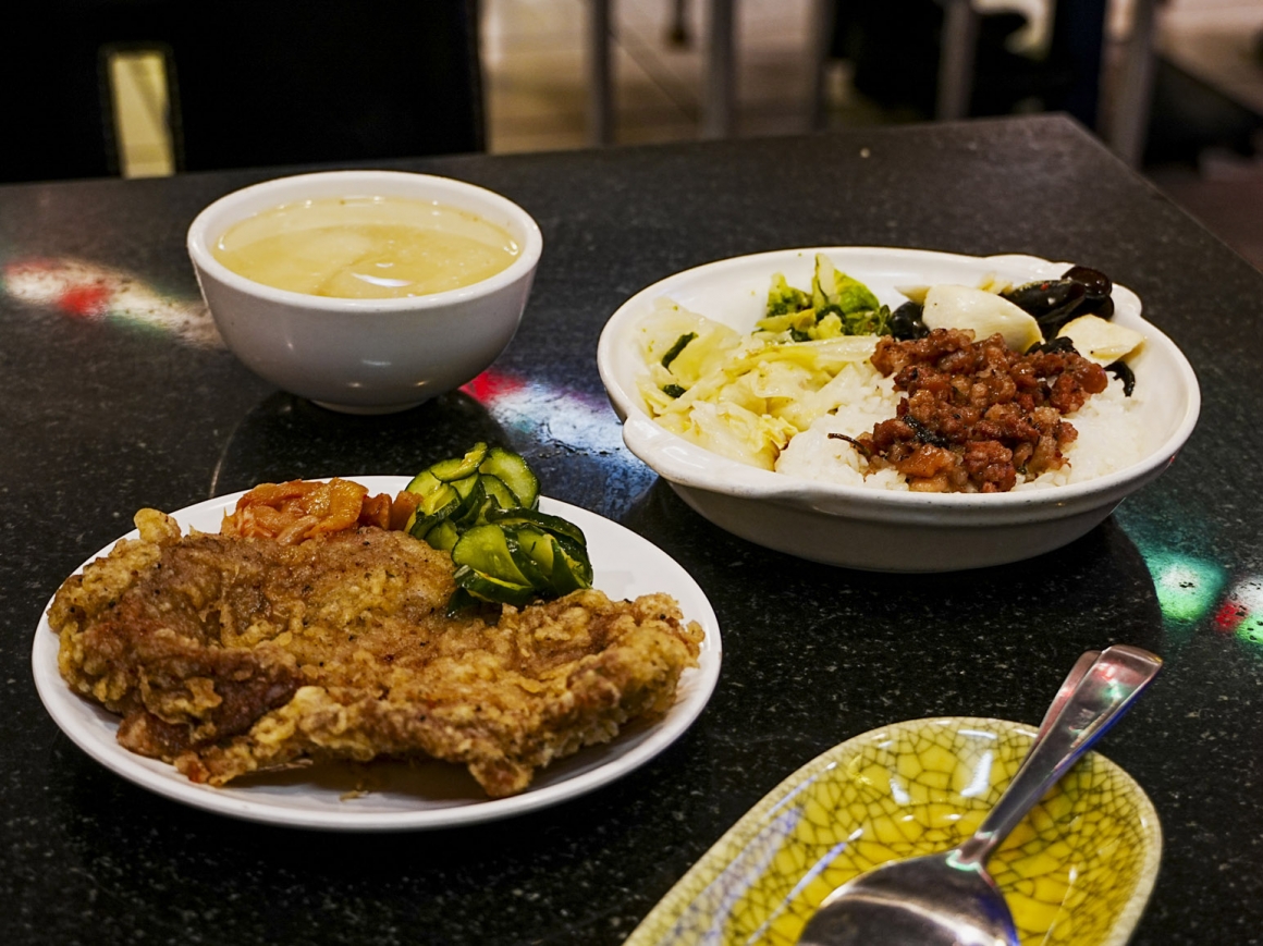 เมนูซิกเนเจอร์ของร้านตงอีซี่โครงหมูทอด (Dong Yi Pork Chop) กับข้าวหน้าซี่โครงหมูทอดที่ทอดใหม่จานต่อจาน ให้เนื้อสัมผัสกรอบนอกนุ่มใน เสิร์ฟเป็นชุดพร้อมซุปประจำวัน