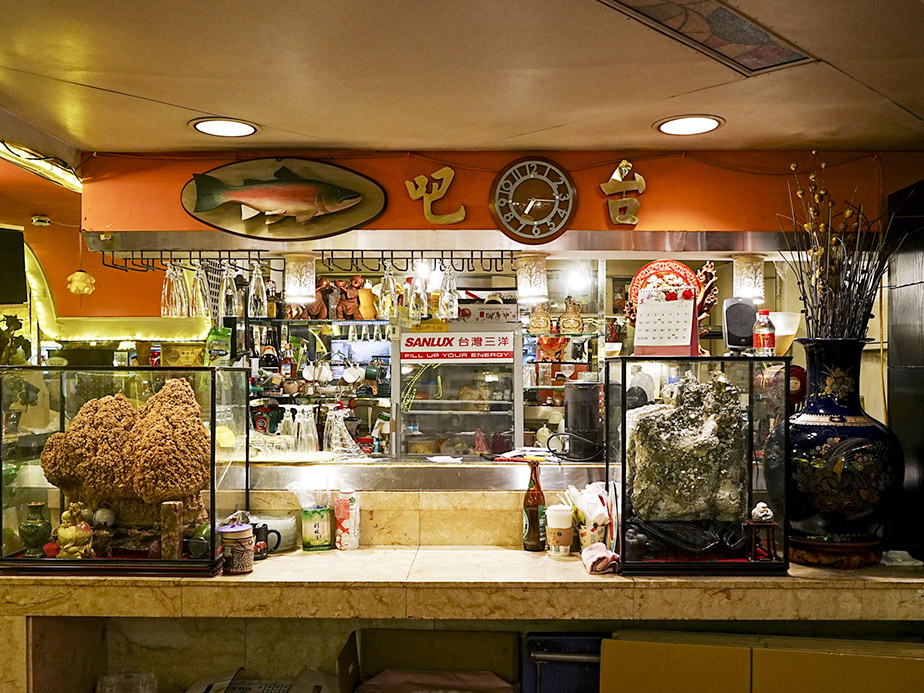 เครื่องดื่มยอดนิยมประจำร้านตงอีซี่โครงหมูทอด (Dong Yi Pork Chop) โดยน้ำแตงโมและนมมะละกอปั่นถือเป็นเมนูคลาสสิกที่หลายคนนิยมสั่งคู่กับอาหารจานหลัก