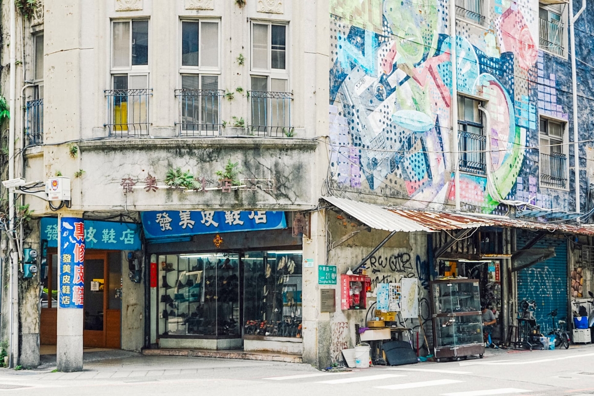 ด้านหน้าร้านรองเท้าหนังฟาเหม่ย (Fa Mei Shoe Store) ร้านทำและซ่อมรองเท้าหนังแฮนด์เมดเก่าแก่ใกล้ย่านซีเหมินติง ที่สืบทอดกิจการจากรุ่นสู่รุ่นมาจนถึงรุ่นที่สอง