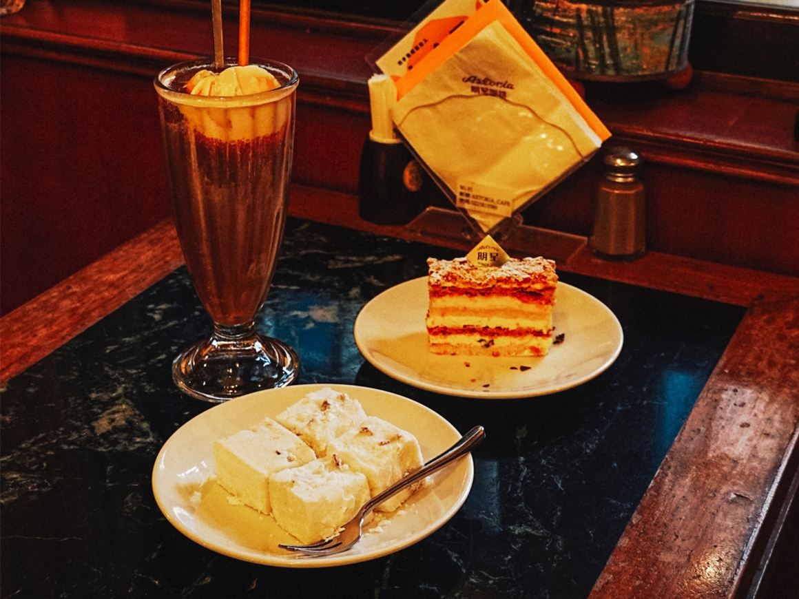 เมนูซิกเนเจอร์ของคาเฟ่หมิงซิง (Astoria Café) ไม่ว่าจะเป็นลูกอมนูกัตสไตล์รัสเซีย มิลเฟย (Napoleon Cake) และกาแฟไอศกรีม ที่จะพาคุณย้อนสัมผัสบรรยากาศการจิบน้ำชายามบ่ายแบบคลาสสิกในไทเปยุคเก่า