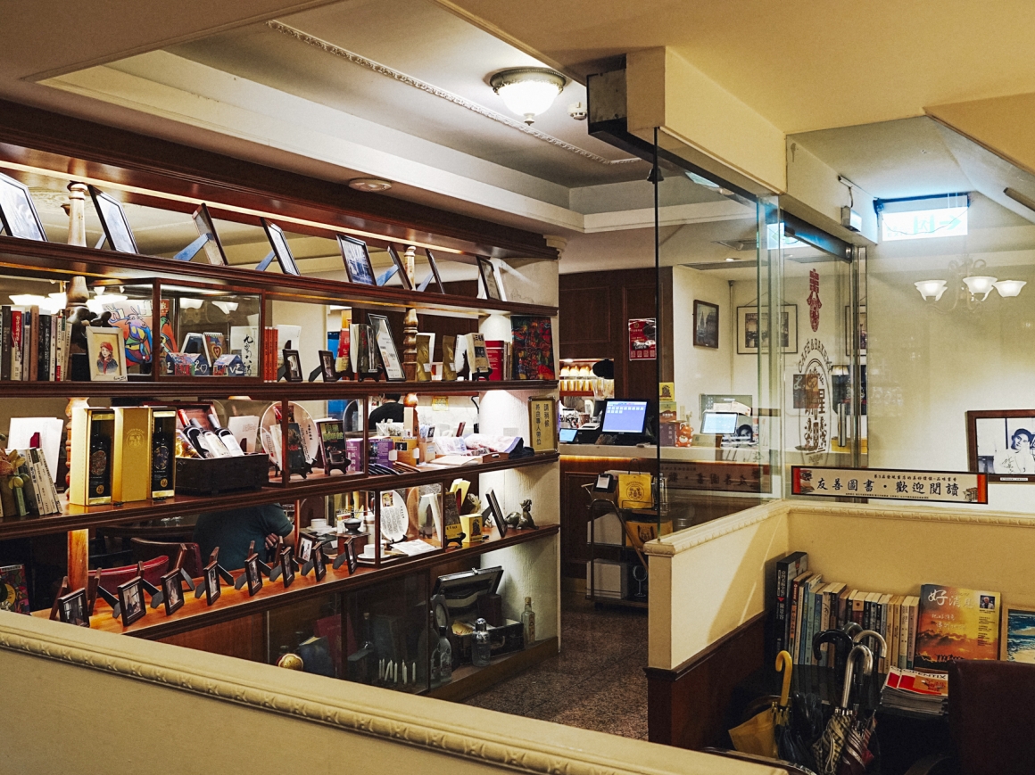 บรรยากาศภายในคาเฟ่หมิงซิง (Astoria Café) ที่จัดแสดงภาพถ่ายเก่าและของตกแต่งสไตล์วินเทจมากมาย ชวนให้ผู้มาเยือนได้สัมผัสเรื่องราวและเสน่ห์ของไทเปในวันวาน