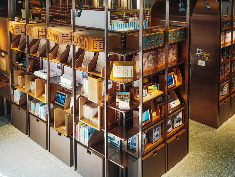 臺北記憶倉庫一樓書店與展覽空間,結合閱讀、文創與咖啡,是臺北特色藝文空間