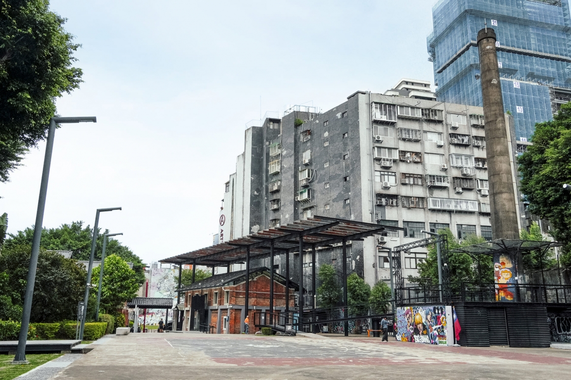 臺北市電影主題公園保留原煤氣工廠的煙囪與紅磚建築,呈現西門町工業歷史與現代城市景觀的交融。