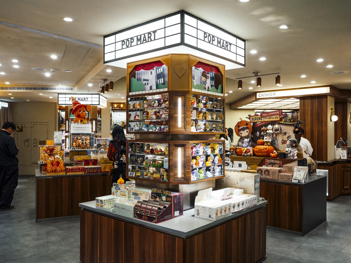 台北西門町泡泡瑪特店內空間,展示各系列潮流公仔與盲盒收藏,包含 MOLLY、DIMOO、SKULLPANDA 等人氣角色,吸引公仔愛好者前來選購。