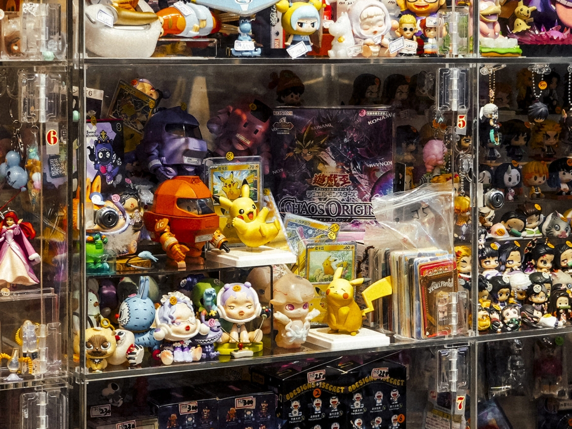 台北萬華萬年商業大樓內的動漫公仔與玩具收藏店,展示寶可夢卡片、模型與各式潮流玩具,是西門町熱門的收藏文化景點。