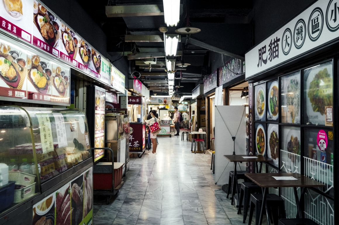 萬年大樓 B1 美食街走道與兩側小吃店家。